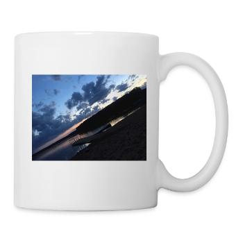 Sonnenuntergang am See mit einem Ziegelboot - Tasse - Weiß - Rechts
