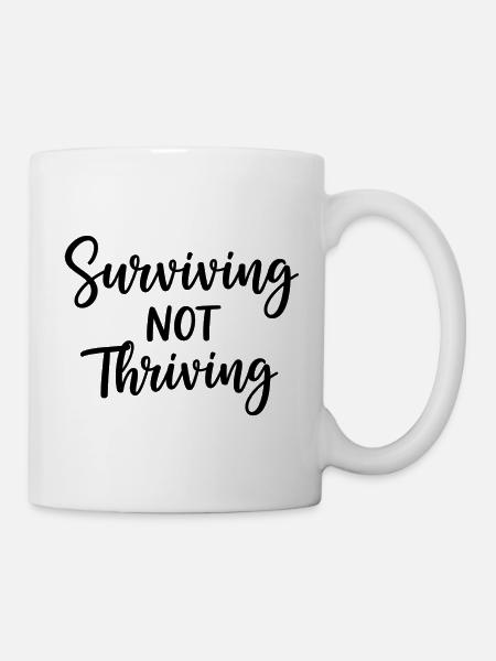 Surviving Not Thriving – Ehrlicher Spruch - Tasse - Weiß