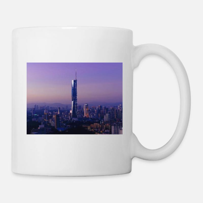 Dämmerungs-Skyline mit Turmspitze - Tasse - Weiß