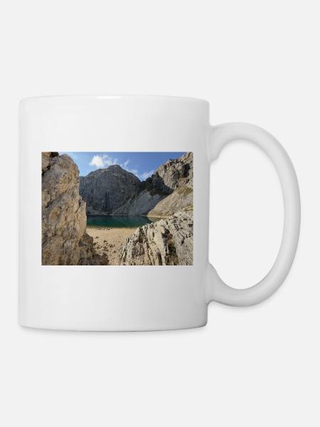 Felsiger Bergsee im Sonnenlicht - Tasse - Weiß