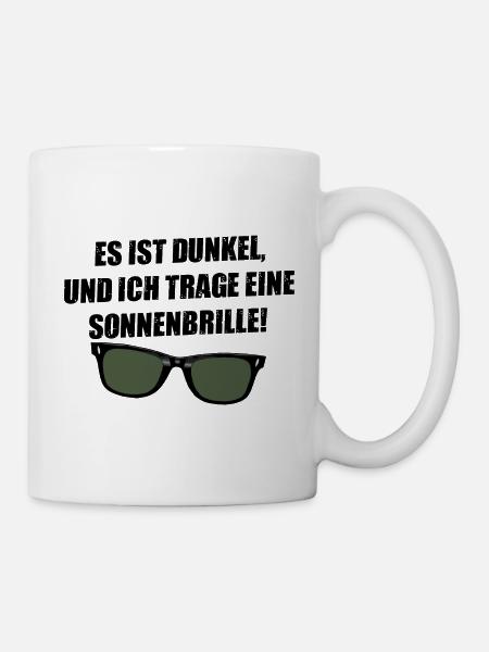 Es ist dunkel und ich trage eine Sonnenbrille! - Tasse - Weiß