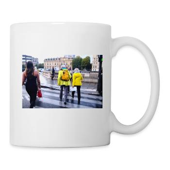 Photo of a couple in yellow kway in Paris - Mug - white - Right