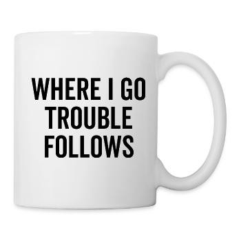 Where I Go Trouble folgt - Tasse - Weiß - Rechts