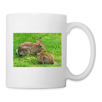 Wildkaninchen auf Wiese  - Tasse - Weiß - Rechts