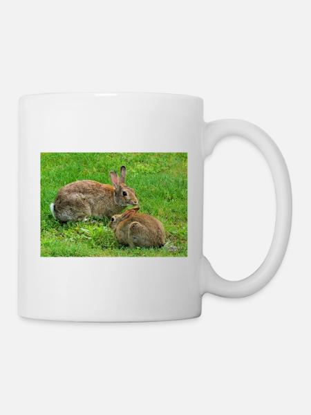Wildkaninchen auf Wiese  - Tasse - Weiß
