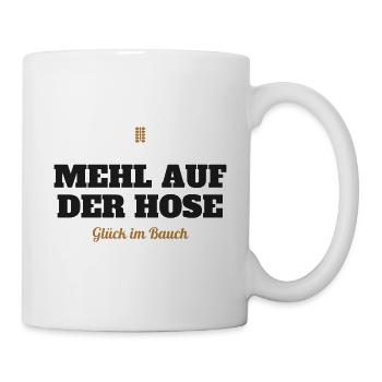 Mehl auf der Hose, Glück im Bauch – Backen - Tasse - Weiß - Rechts