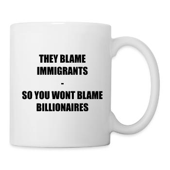 THEY_BLAME IMMIGRANTS-SO YOU BLAME BILLIONARES - Tasse - Weiß - Rechts