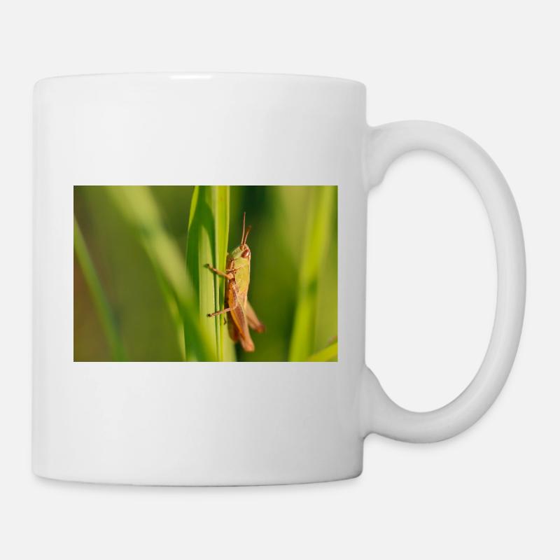 Jolie illustration de sauterelle sur vert - Mug blanc - blanc
