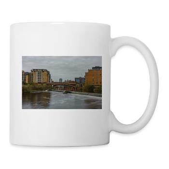 Urbane Flussszene mit Brücke - Tasse - Weiß - Rechts