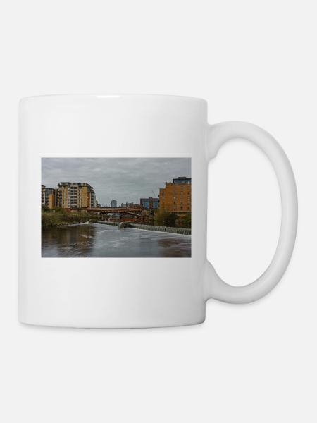 Urbane Flussszene mit Brücke - Tasse - Weiß