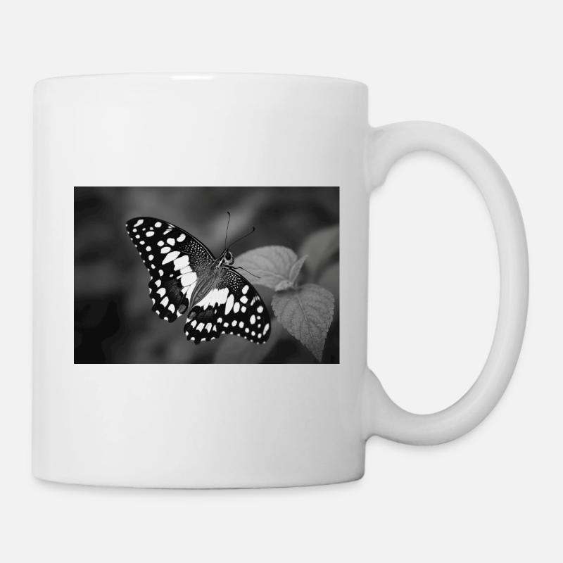 Monochromer Schmetterling auf Blatt - Tasse - Weiß