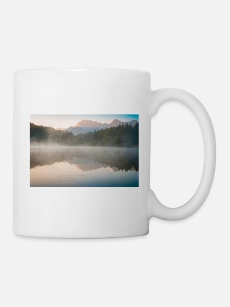 Morgennebel am stillen See - Tasse - Weiß