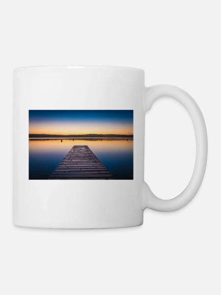 Steg am See in der Morgendämmerung - Tasse - Weiß