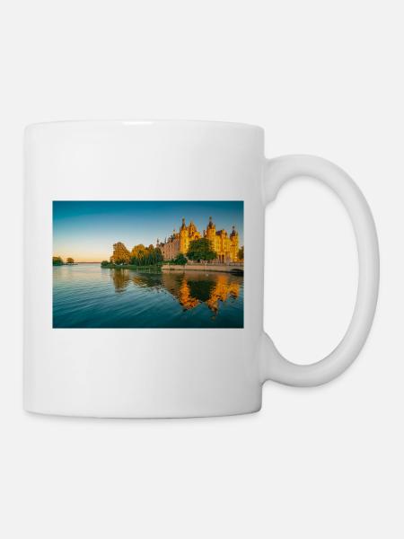 Schloss in Schwerin im Sonnenuntergang - Tasse - Weiß