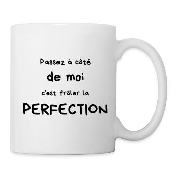 An mir vorbeizugehen bedeutet, der Perfektion nahe zu sein - Tasse - Weiß - Rechts