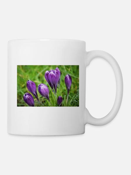 Purple Crocus Cluster im Frühlingsgarten - Tasse - Weiß
