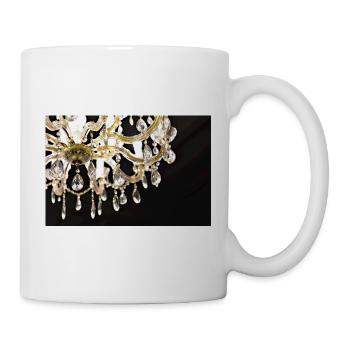 Kristallkronleuchter leuchtet auf schwarzem Hintergrund - Tasse - Weiß - Rechts