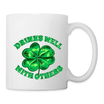 Boire bien avec les autres St Patrick s Day drôle - Mug blanc - blanc - Droite
