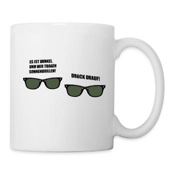 Es ist dunkel und wir tragen Sonnenbrillen. Hit it - Tasse - Weiß - Rechts