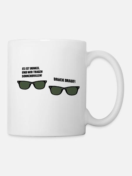 Es ist dunkel und wir tragen Sonnenbrillen. Hit it - Tasse - Weiß