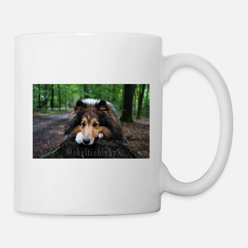 Cute dog, cute sheltie on tree trunk - Mug - white
