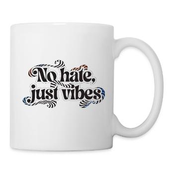 Der Schriftzug „No hate, just vibes“ in einer bauc - Tasse - Weiß - Rechts