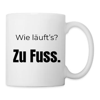 Wie läuft’s? Zu Fuß – Fun Spruch, schwarze Schrift - Tasse - Weiß - Rechts