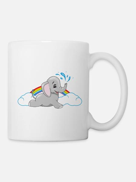 Elefantenbaby badet zwischen Regenbogen und Wolken - Tasse - Weiß