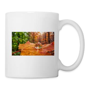 Feuille d’automne avec boule de verre et reflet forestier - Mug blanc - blanc - Droite