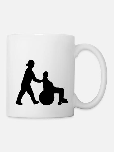 Altenpfleger schiebt Senior im Rollstuhl - Tasse - Weiß