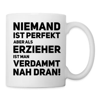Erzieher – Verdammt nah an Perfekt - Tasse - Weiß - Rechts