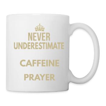 Unterschätze niemals eine Frau, die von Koffein angetrieben wird - Tasse - Weiß - Rechts