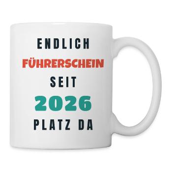 Endlich Führerschein 2026 Platz da - Geschenk - Tasse - Weiß - Rechts