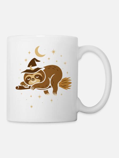 Halloween Faultier – Hexe auf Besen - Tasse - Weiß