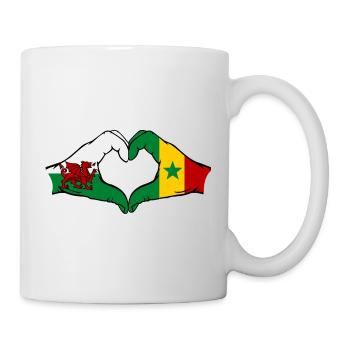 Pays de Galles Sénégal Drapeau Mains Coeur Forme - Mug blanc - blanc - Droite
