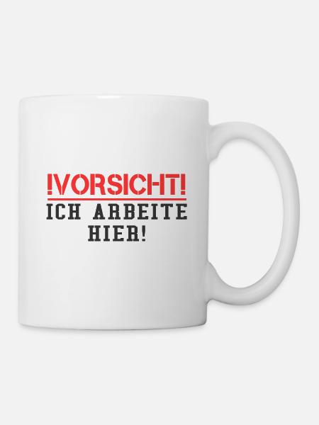 Vorsicht ich arbeite hier Spruch Büro Arbeit fun - Tasse - Weiß