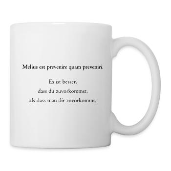 Melius est prevenire quam preveniri. Übersetzung! - Tasse - Weiß - Rechts