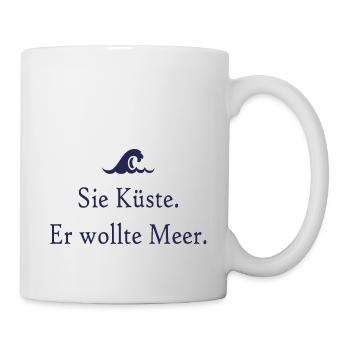 Sie Küste. Er wollte Meer. - Tasse - Weiß - Rechts