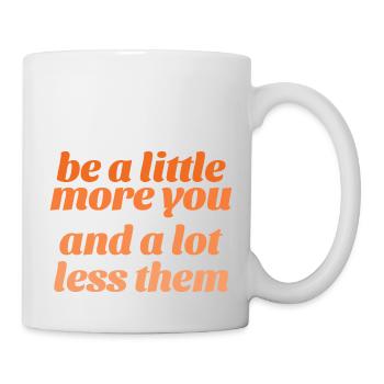 Sei mehr du und weniger sie - Tasse - Weiß - Rechts