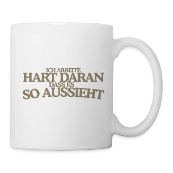 Ich arbeite hart daran Retro Spruch Lustig - Tasse - Weiß - Rechts