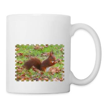 Ecureuil avec une noisette - Mug blanc - blanc - Droite