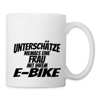 Unterschaetze niemals eine Frau auf ihrem e-bike2 - Tasse - Weiß - Rechts