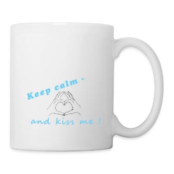 Hände formen ein Herz. Keep calm and kiss me - Tasse - Weiß - Rechts