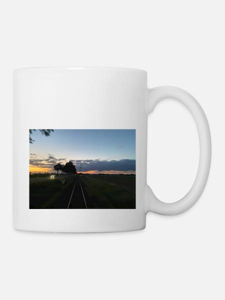 Eisenbahn fährt in den Sonnenuntergang - Tasse - Weiß