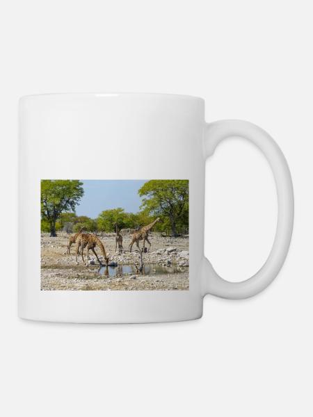 Giraffe und Landschaft im Etosha Nationalpark - Tasse - Weiß