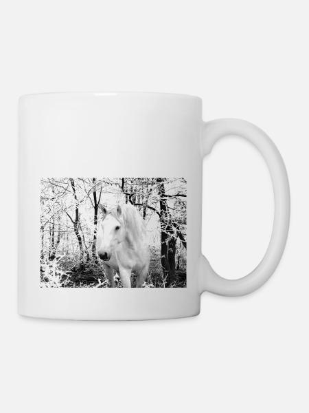 weißes Pferd im Winterwald - Tasse - Weiß