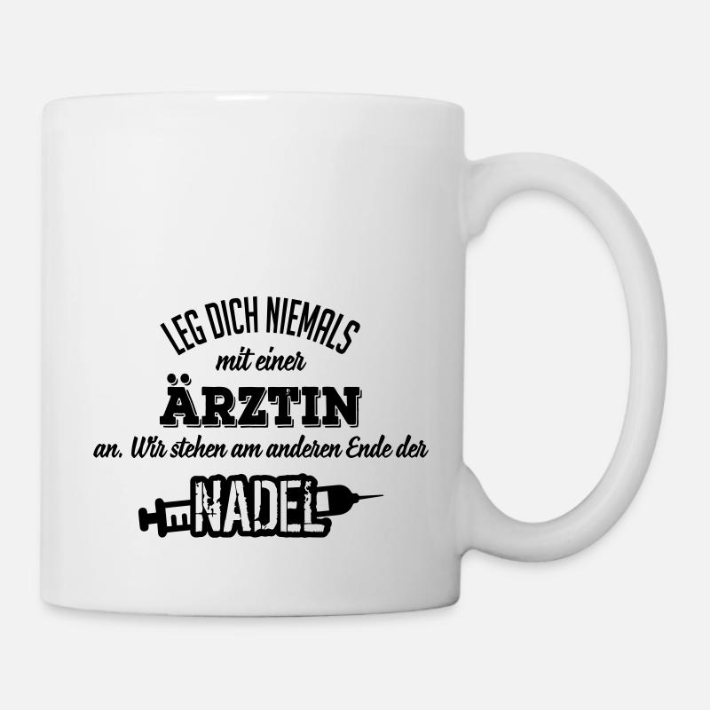 Leg dich niemals mit einer Ärztin an - Tasse - Weiß
