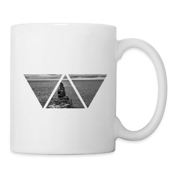 Côte de la mer Baltique noir triangle blanc cadeau d’eau - Mug blanc - blanc - Droite