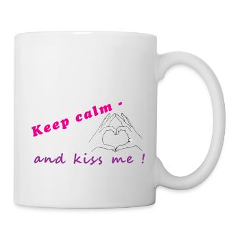Hände formen ein Herz. Keep calm and kiss me - Tasse - Weiß - Rechts