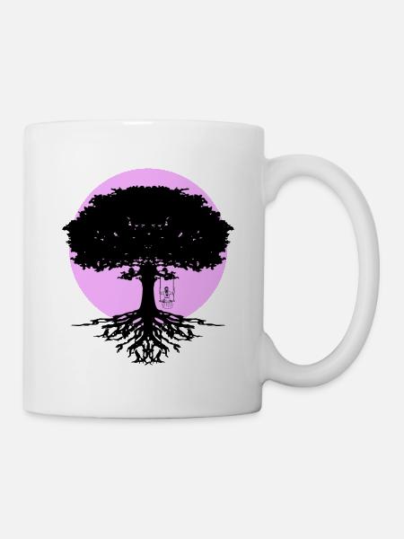 La fille se balance sur l’arbre - Mug blanc - blanc